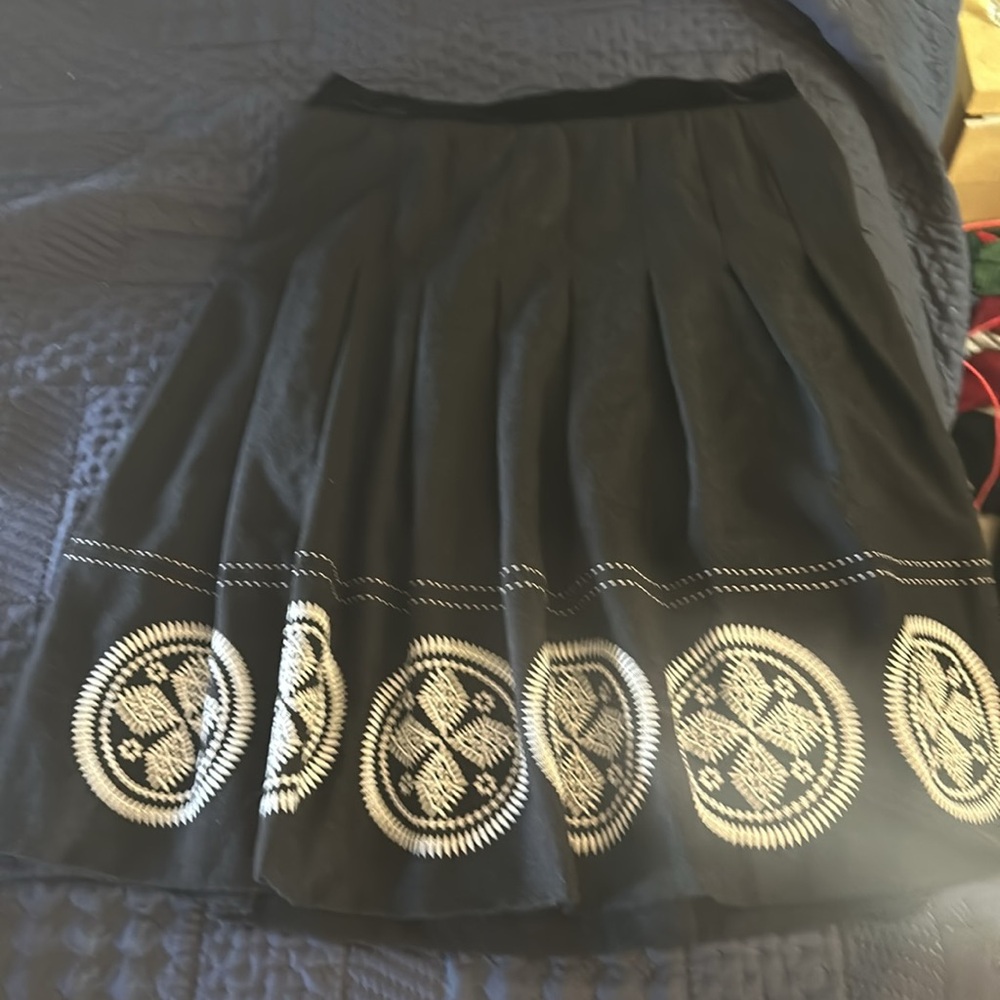 Tory Burch black wool lined skirt with white embroidery’s details 
Size 10
